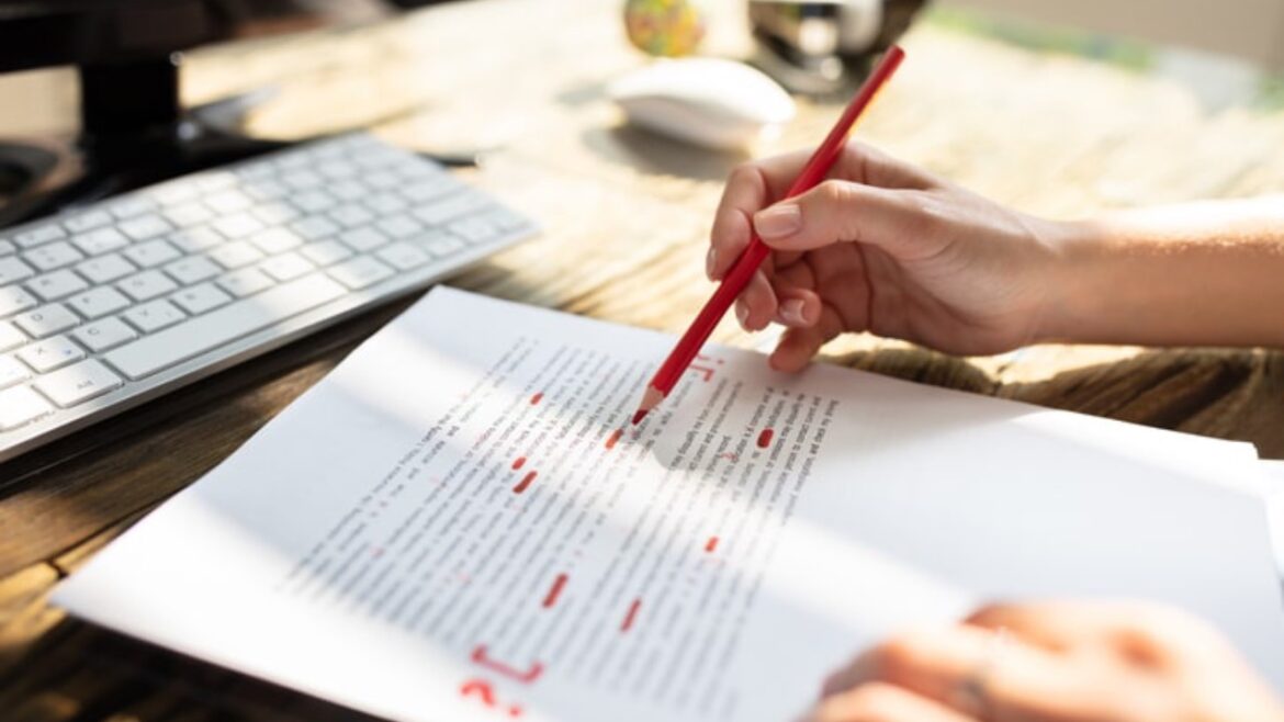 ¿Qué hace un corrector de textos? ¡Hoy celebramos su día!